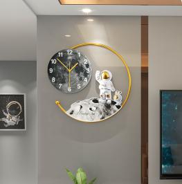 Đồng hồ treo tường du hành vũ trụ