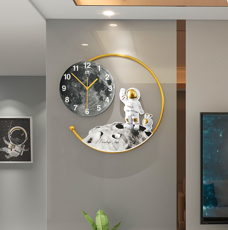 Đồng hồ treo tường du hành vũ trụ